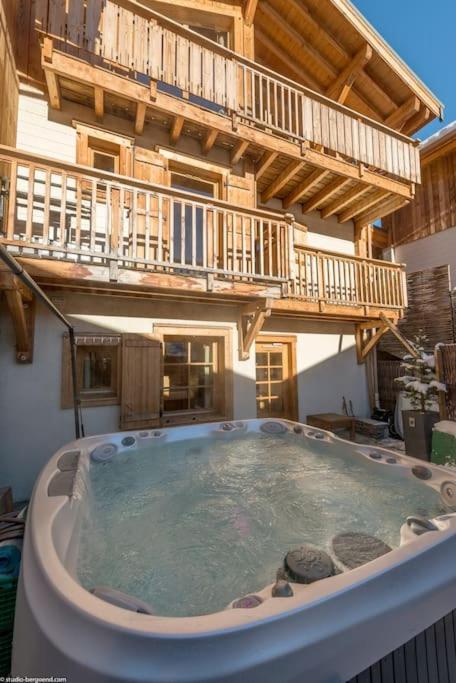 Cosy 4 Bedroom Chalet With Hot Tub Saint-Marcel  Exterior foto